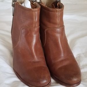 Hinge distressed booties size 8